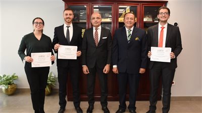 رئيس جامعة عين شمس يكرم الفريق الفائز بالمركز الأول في مسابقة تمكين الشباب