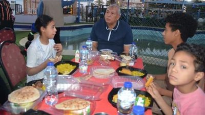 محافظ الوادي الجديد يشارك أبناء مركز حسن حلمي الإفطار الرمضاني 