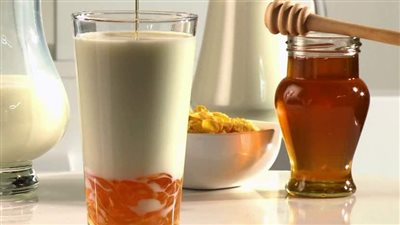 طريقة عمل عصير الزبيب باللبن والعسل والتمر، مميز ومغذي على الإفطار 