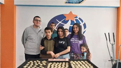 الكحك والبسكويت بأيدي مجموعة من ذوي الهمم لتوزيعها على الأهالي بالإسكندرية (بث مباشر)