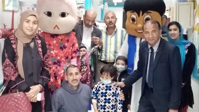 طب بنها تنظم فعالية لرسم البسمة على وجوه مرضى مستشفى الأطفال التخصصي (صور) 