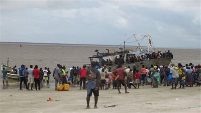 حاولوا الهروب من الكوليرا، مصرع 90 شخصا في غرق مركب قبالة سواحل موزمبيق (فيديو)