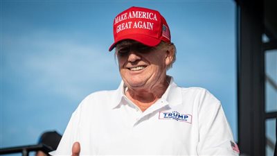 رقص في ملعب جولف، ترامب يواصل عروضه لإمتاع الجماهير (فيديو)