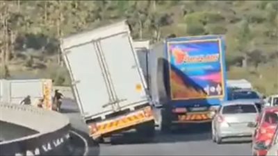 لحظة مرعبة لسقوط شاحنة من فوق جسر (فيديو)