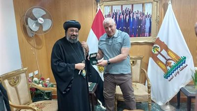 أسقف الوادي الجديد يقدم صورة مسجد قبة الصخرة هدية للزملوط