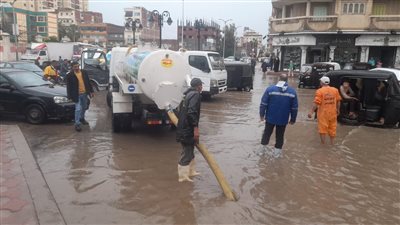 انتشار كافة الأطقم والمعدات لرفع تراكمات الأمطار الغزيرة بالبحيرة أولًا بأول 