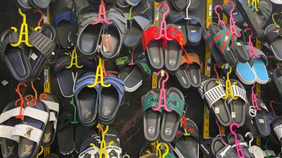 يصل لـ 1000 جنيه، أسعار الشباشب بالأسواق خلال موسم العيد (صور)