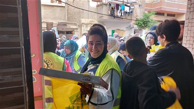 طلاب مدرسة صنايع بالإسكندرية يوزعون كحك العيد ومساعدات غذائية (بث مباشر) 