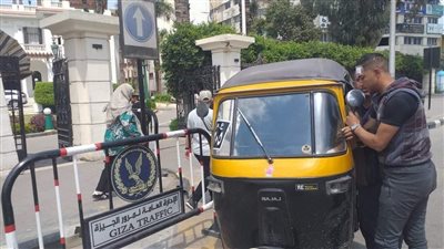 السرفيس يضبط 15 توكتوك سير عكس الاتجاه في العمرانية (صور)