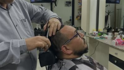 قصة شعر رامز جلال مكلفة جدًا، ننشر أسعار قصات الشعر الرجالي (فيديو)