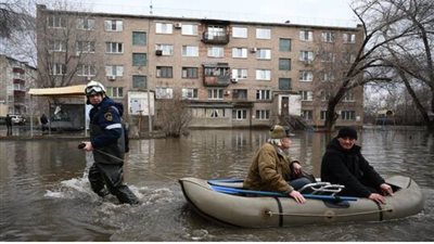 استمرار عمليات الإجلاء من المناطق المغمورة بفيضانات أورينبورج الروسية (فيديو)