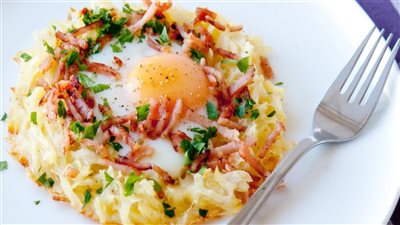 قدميها في آخر يوم سحور، طريقة جديدة لعمل البيض بالبسطرمة