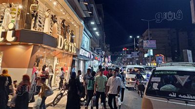 زحام شديد على محلات الملابس في الأقصر قبل ليلة عيد الفطر المبارك (فيديو)