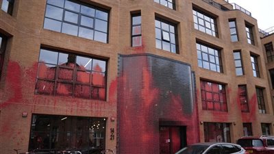 احتجاجا على الحرب في غزة، نشطاء يرشون مقر حزب العمال البريطاني بالطلاء الأحمر (فيديوهات)