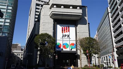 بورصة طوكيو ترتفع بدعم من مكاسب أسهم الرقائق وتراجع الين