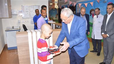 محافظ الأقصر يحتفل بحلول عيد الفطر مع الأطفال مرضى السرطان بمستشفى الأورام (صور)