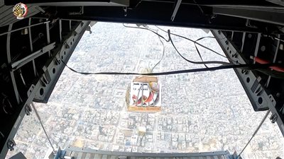 القوات الجوية المصرية تواصل إسقاط المساعدات الإنسانية والإغاثية على شمال قطاع غزة