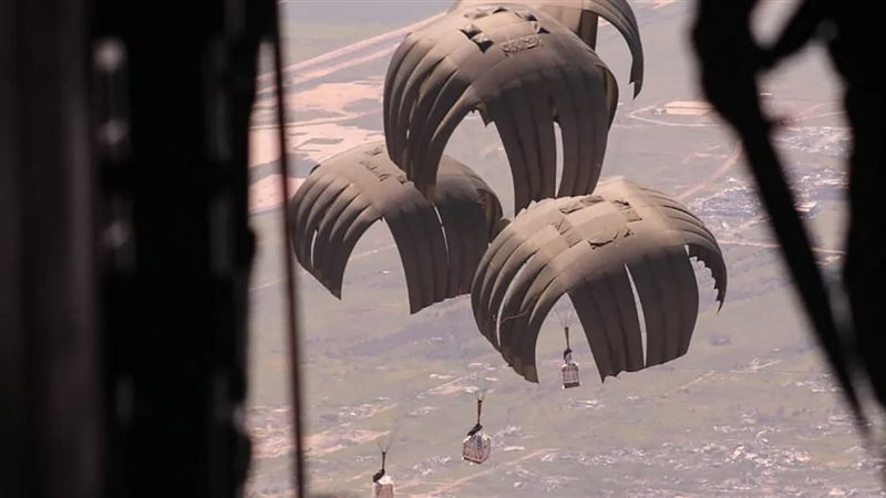 إسقاط المساعدات لأهالي