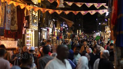 احتفالات المصريين بليلة عيد الفطر في شارعي المعز والحسين (صور)