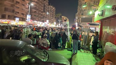 زحام شديد على الملابس بشارع العريش في ليلة عيد الفطر (صور)