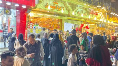 إقبال على محال اللب والسوداني بالجيزة في ليلة عيد الفطر (صور)