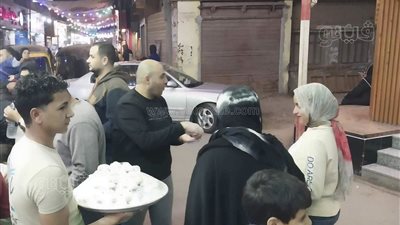 هابي عيد، مبادرة لتوزيع كعك عيد الفطر على المارة بشوارع السنبلاوين بالدقهلية (صور)