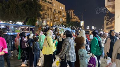 زحام على محال الملابس بمصر الجديدة، والأسعار تصل لـ 2000 جنيه (صور)