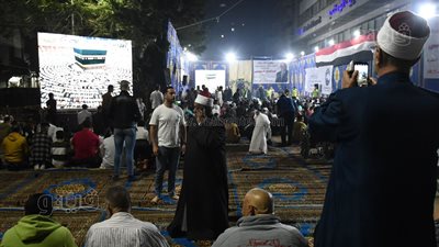 بملابس العيد، توافد المصلين على ساحة مسجد مصطفى محمود (فيديو وصور) 