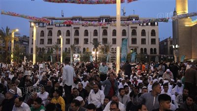 أجواء روحانية، توافد المصلين على الحسين والحاكم بأمر الله لأداء صلاة العيد (فيديو وصور) 