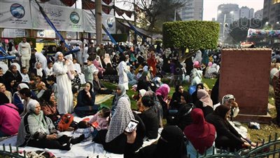 بعد امتلاء الساحة، تحذيرات إمام مسجد مصطفى محمود من اختلاط الرجال بالنساء في صلاة العيد (فيديو وصور)