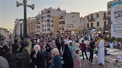 توافد الآلاف من مواطني الأقصر لتأدية صلاة عيد الفطر بساحة أبو الحجاج (بث مباشر)