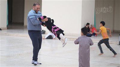 بنت أبيها، شاهد كيف احتفل أب مع طفلته بقدوم العيد (صور) 