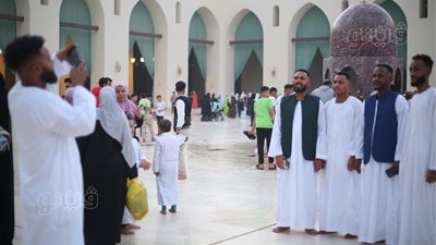 بالسيلفي، المصلون يوثقون فرحتهم مع أحبائهم قبل صلاة عيد الفطر المبارك (صور) 