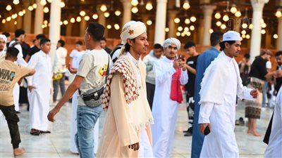 الجلابية الزي الرسمي للعيد بمسجد عمرو بن العاص رغم اختلاف الجنسيات (صور) 
