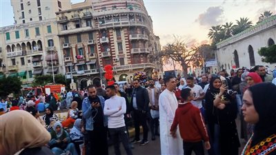 بالونات ولبس جديد، أهالي الإسكندرية يحتفلون بعيد الفطر المبارك بمسجد أبو العباس (صور)