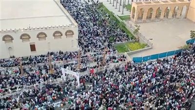 في وسط الطريق، مشهد رائع لصلاة العيد أمام مسجد عمرو بن العاص (فيديو)