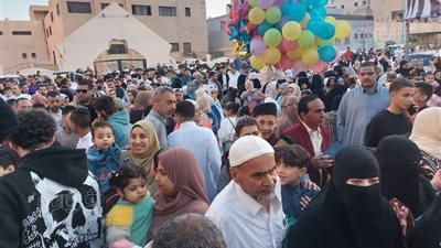 فرحة الأطفال بالملابس الجديدة والبالونات الملونة، أهالي الغربية يؤدون صلاة العيد بالساحات (بث مباشر)