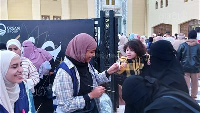 توزيع الهدايا على الأهالي بمحيط ساحات صلاة عيد الفطر بمطروح (صور)