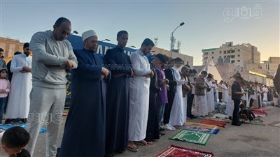 المئات يؤدون صلاة عيد الفطر المبارك بالمسجد الكبير بمرسى مطروح (فيديو)