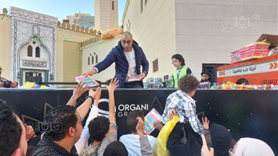 كرنفال توزيع هدايا عيد الفطر على الأطفال والمصلين بمرسى مطروح (صور)