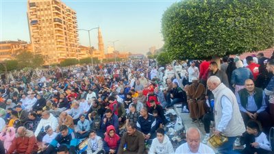 الآلاف من أهالي بورفؤاد يؤدون صلاة عيد الفطر المبارك بساحة المسجد الكبير (صور)
