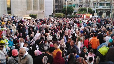 رغم التحذيرات، اختلاط النساء بالرجال بصلاة العيد في ساحة أبوالعباس المرسي بالإسكندرية (صور)