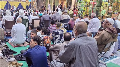 بلالين الأطفال وتكبيرات الكبار، ساحات أسيوط تمتلئ بالمصلين احتفالا بعيد الفطر المبارك (فيديو)