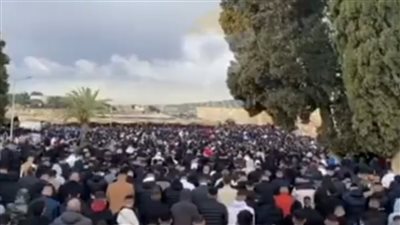 رغم التشديدات الإسرائيلية، آلاف الفلسطينيين يؤدون صلاة العيد في المسجد الأقصى (فيديو)