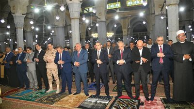 محافظ الغربية يوزع هدايا الرئيس على الأهالي بمسجد السيد البدوي (صور)