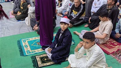 على طريقة الكبار، الأطفال يؤدون صلاة عيد الفطر بأسيوط بـ