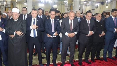 محافظ القليوبية يؤدي صلاة عيد الفطر المبارك بمسجد ناصر في بنها (صور) 