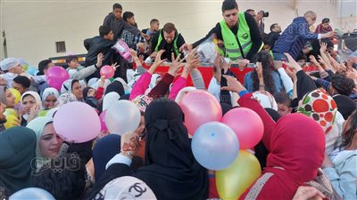 إسقاط آلاف البلالين وتوزيع الهدايا على الأهالي بعد صلاة عيد الفطر في مطروح (بث مباشر)