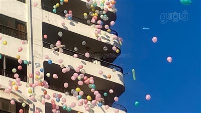 شلالات بطعم الفرحة، شباب بورفؤاد يلقون آلاف البالونات على المواطنين بعد صلاة العيد (فيديو وصور)