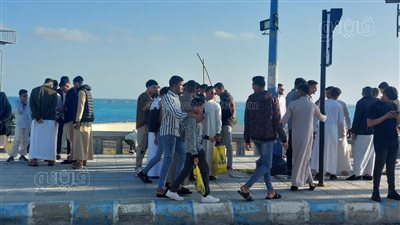 إقبال كبير من الأهالي على كورنيش مطروح احتفالًا بعيد الفطر (فيديو)